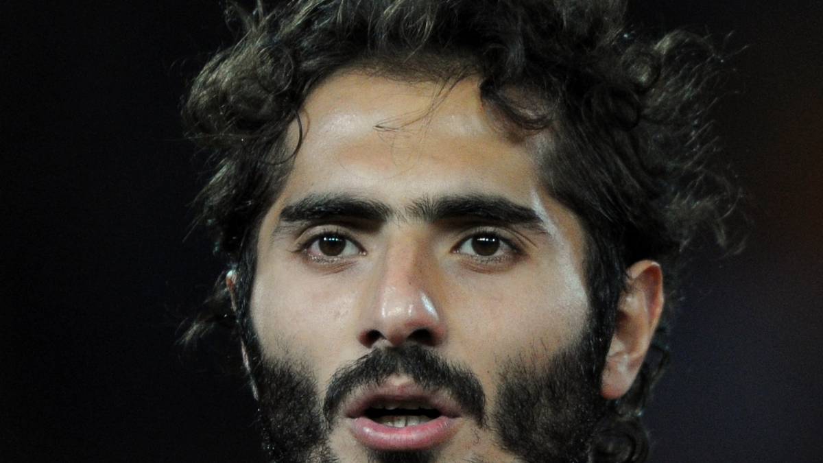 Warum die Türkei und nicht Deutschland? Hamit Altintop hat da eine klare Überzeugung: "Es heißt doch 'Länder'-Spiel, man hört die Hymne, und da spielt man doch für das Land, dem man sich zugehörig fühlt. Ich bin Deutschland sehr, sehr dankbar, ich habe hier sehr viel gelernt und sehr viele Chancen bekommen. Aber meine Mama kommt aus der Türkei, mein Vater kommt aus der Türkei, ich bin Türke"