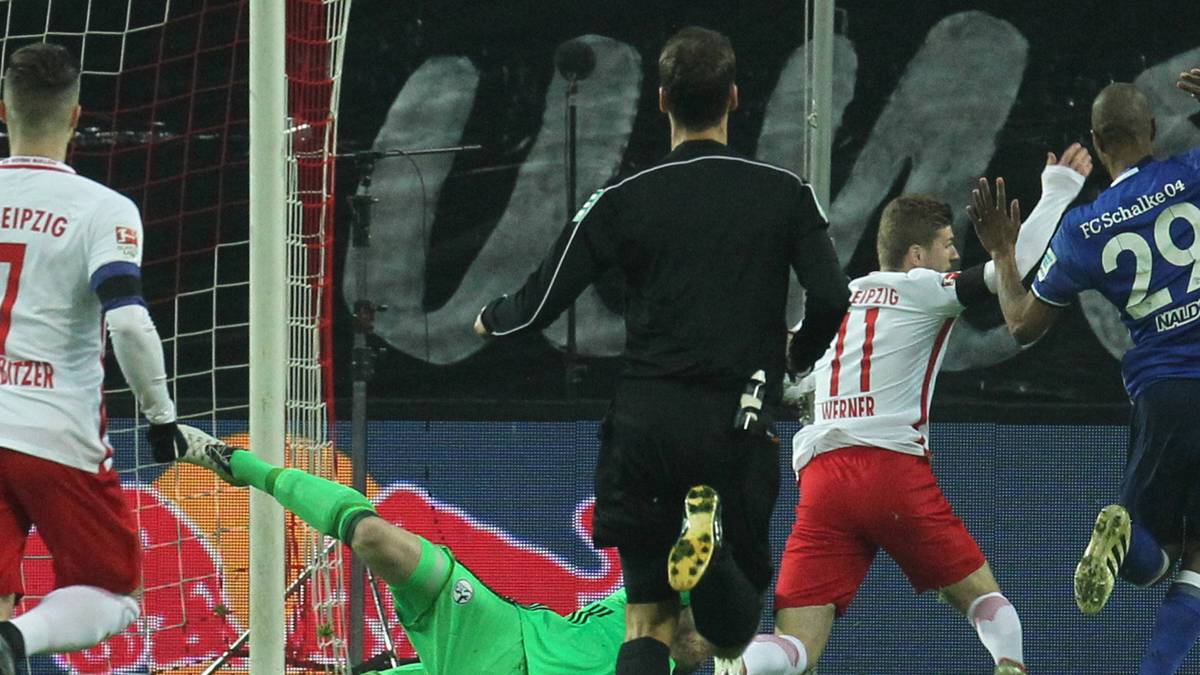 Schalkes Torwart Ralph Fährmann berührt den RB-Stürmer nicht, doch Werner fällt theatralisch