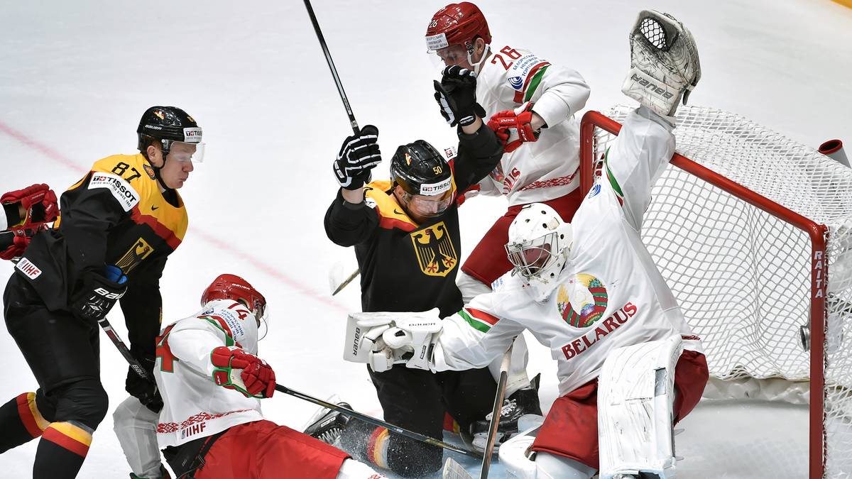 Deutschland belagert über weite Strecken das weißrussische Tor und versucht den Puck förmlich mitsamt des Goalies über die Linie zu schieben