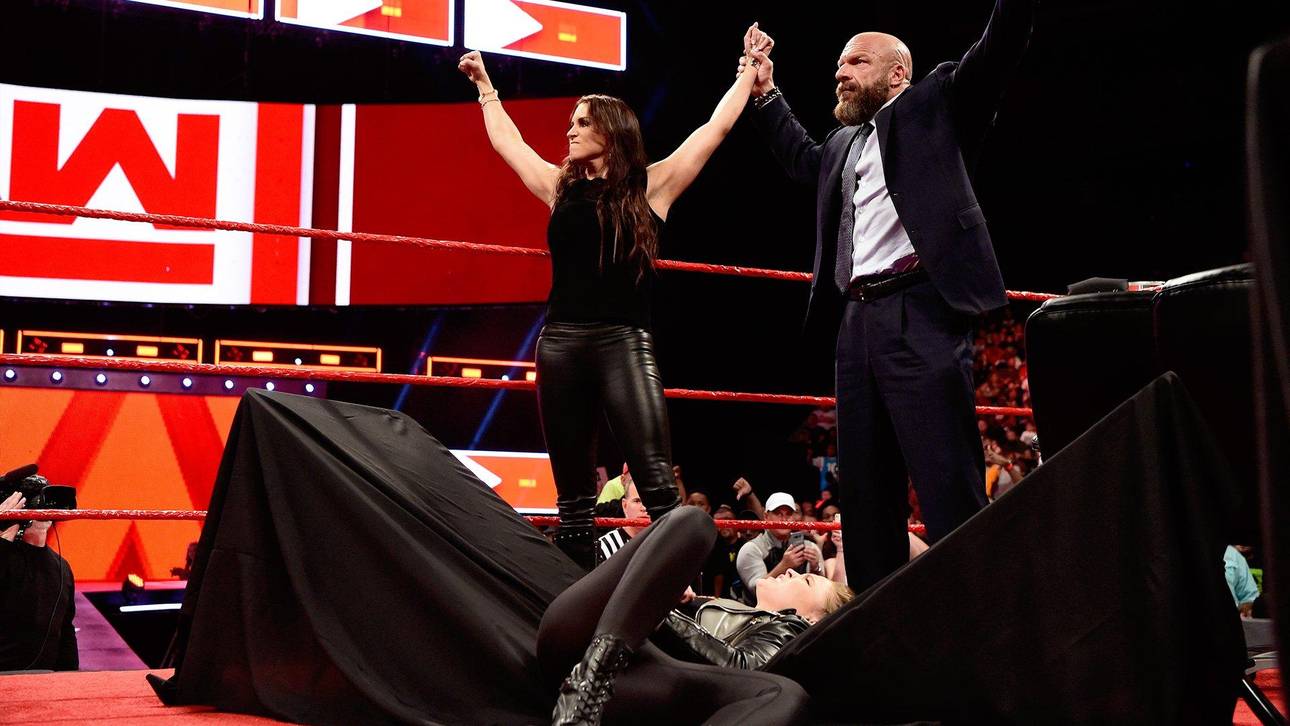 WWE-Chefin wirft Rousey durch Tisch