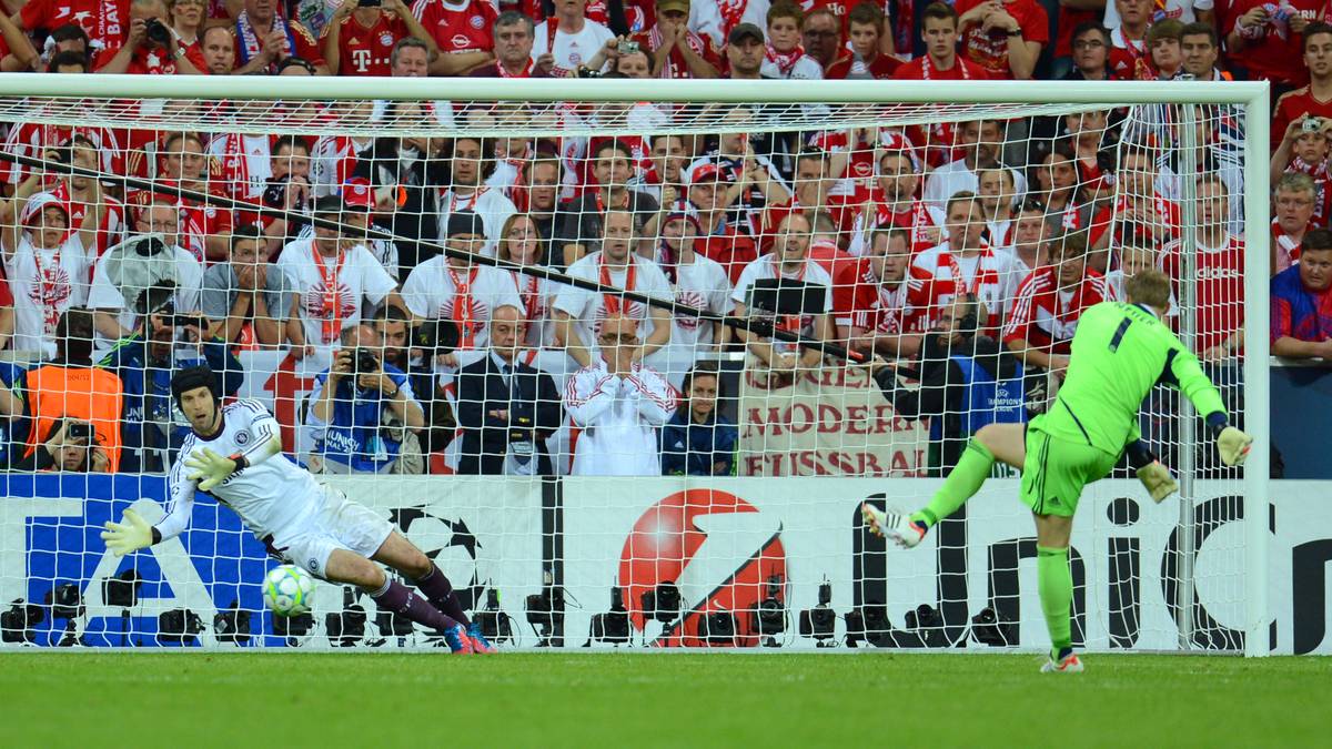 Im "Finale dahoam" 2012 bezwingt Manuel Neuer Chelsea-Torwart Petr Cech. Der Bayern-Schlussmann kann sich aber nicht lange über sein Erfolgserlebnis freuen. Am Ende gewinnt Cechs Mannschaft das Elfmeterschießen und damit die Champions League