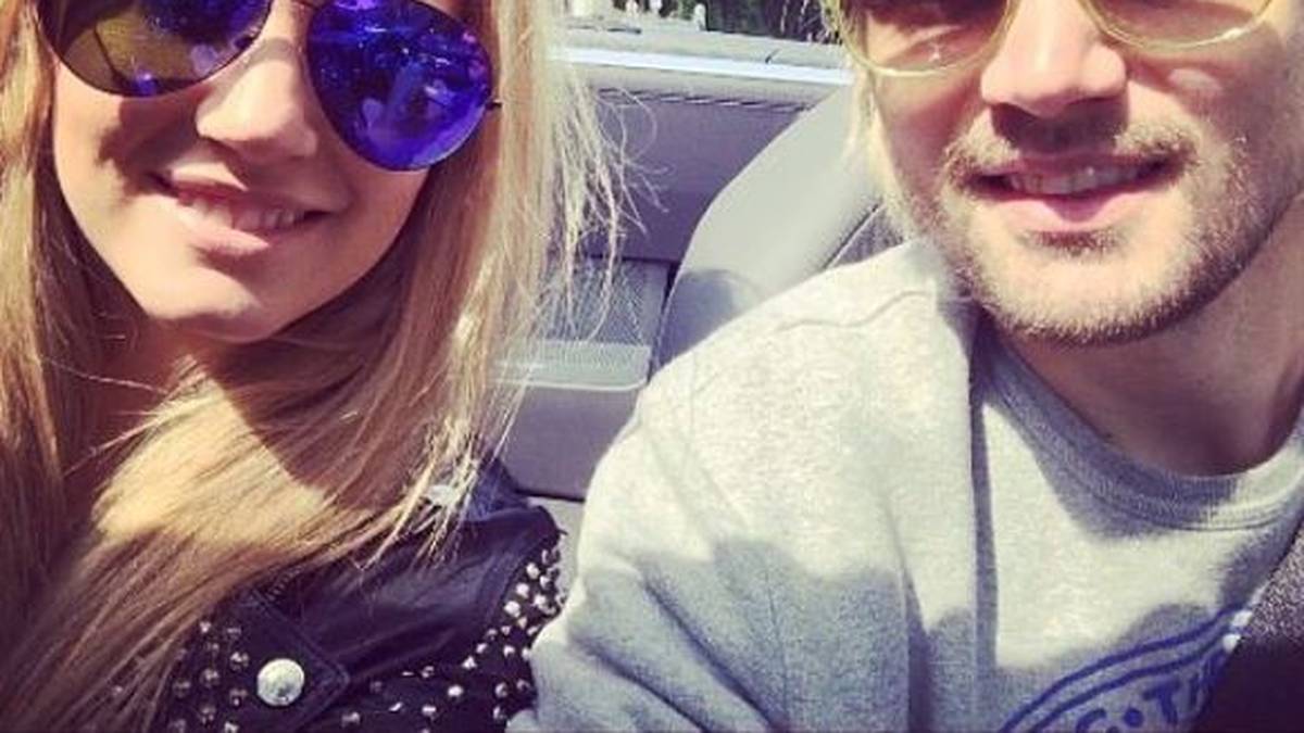 Ganz cool düst sie im Urlaub mit dem Linksverteidiger im Cabrio durch die Sommersonne