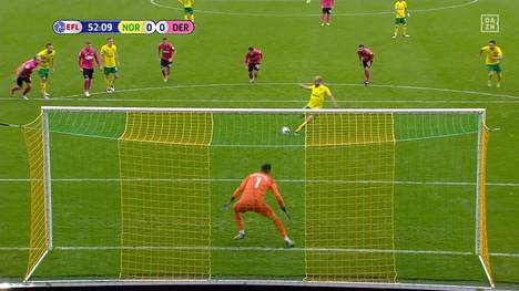 Teemu Pukki möchte am liebsten im Boden versinken: Der Ex-Schalker verballert einen Elfmeter hollywoodreif. Statt ihm wird Gegenspieler Wayne Rooney zum Held des Spiels.