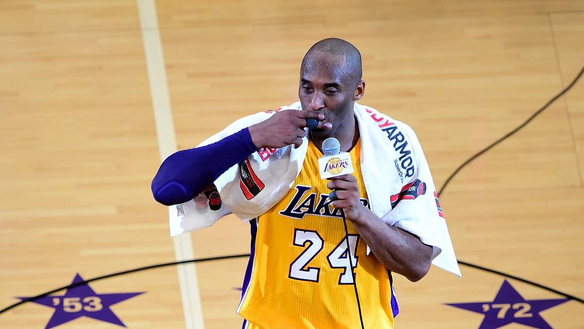 Was heute nur noch eine Randnotiz ist: Bryant wird 1996 gar nicht von den Lakers gedraftet, sondern von den Charlotte Hornets. Die verscherbeln den Shooting Guard dann aber noch vor dem ersten Saisonspiel nach Los Angeles, wo Bryant eine Welt-Karriere hinlegen sollte
