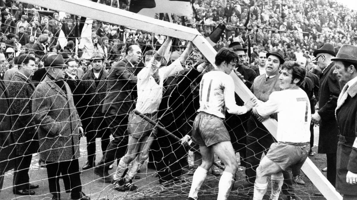 Während die Bremer versuchen, den Pfosten wieder aufzustellen, tuen die Gladbacher nichts. Sie hoffen auf ein Wiederholungsspiel und die neue Möglichkeit auf drei Punkte. Das Sportgericht wertet das Spiel im Anschluss allerdings mit 2:0 für Bremen. Die Borussia wird trotzdem Meister