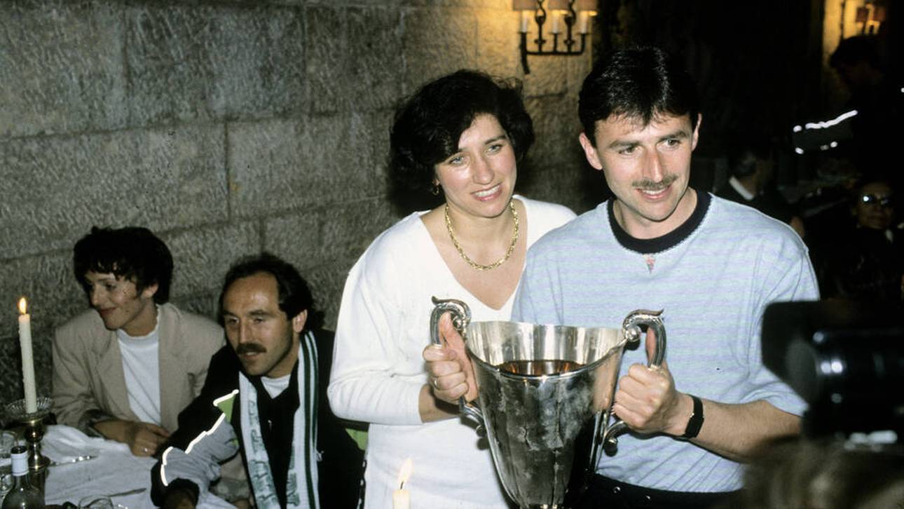 Klaus Allofs mit Ehefrau Ute und Pokal im Hotel 