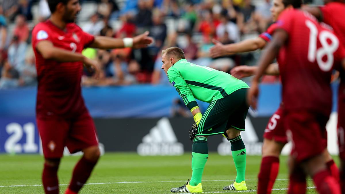 MARC-ANDRE TER STEGEN: Spielt bei langen Bällen der Portugiesen gut mit, offenbart aber wie schon gegen Tschechien einige ungewohnte Ungenauigkeiten im Passspiel. Bei der Ecke vor dem 0:2 mit einem Schritt raus, dann wieder rein ins Tor. Bei den anderen Gegentoren schuldlos, wirkt aber insgesamt nicht so souverän wie sonst - SPORT1-Note: 4