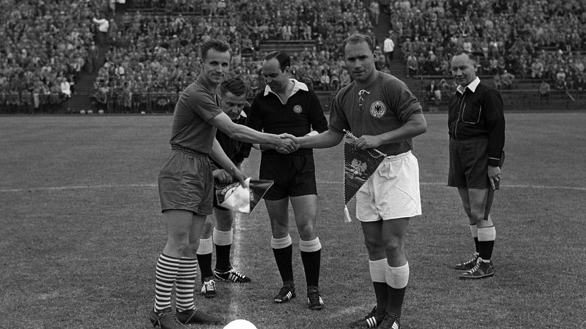 Zum ersten Mal treffen Deutschland und Polen übrigens im Dezember 1933 aufeinander. Dann erst wieder weit nach dem Zweiten Weltkrieg. Im Hamburger Volksparkstadion erreichen Kapitän Herbert Erhardt (r.) und das DFB-Team 1959 ein 1:1