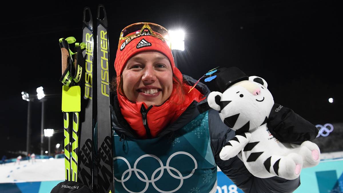 Nun hat die Athletin vom SC Partenkirchen bereits so viele olympische Goldmedaillen wie ihr großes Vorbild gesammelt und tritt spätestens damit in die Fußstapfen von Magdalena Neuner. Auch das spätere frühe Karriereende erinnert deutlich an den Fall Neuner