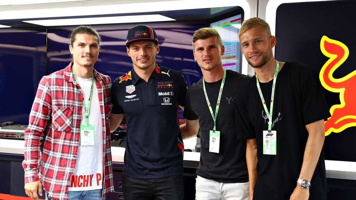 Wer schaut denn da bei Red Bull vorbei? Timo Werner und Marcel Sabitzer besuchen vor dem Rennen am Hockenheimring die Motorsportabteilung ihres Hauptsponsors