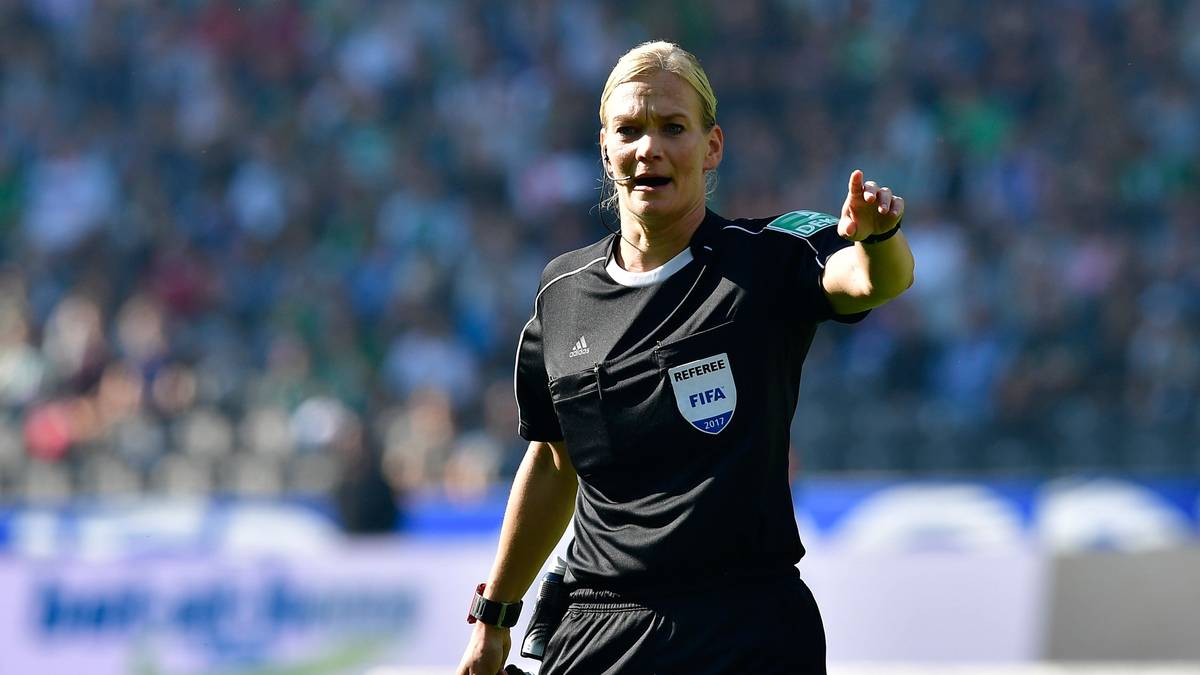 Schon 2003 hatte die Schiedsrichterin im Olympiastadion als 24-Jährige das DFB-Pokal-Finale der Frauen geleitet, Jahre später pfiff Steinhaus bereits in der 2. Liga Heimspiele von Hertha BSC. Sechsmal war Steinhaus Schiedsrichterin des Jahres, sie leitete 80 Zweitliga-Spiele, seit 2009 ist sie bei internationalen Frauen-Turnieren im Einsatz, zuletzt bei der EM in den Niederlande