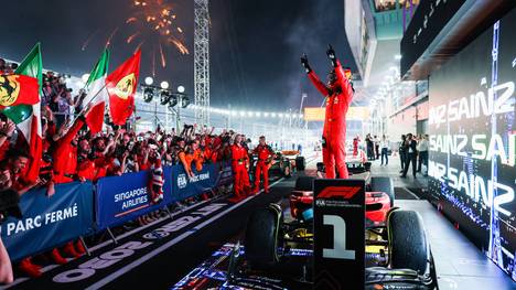 Carlos Sainz bejubelt seinen Triumph in Singapur