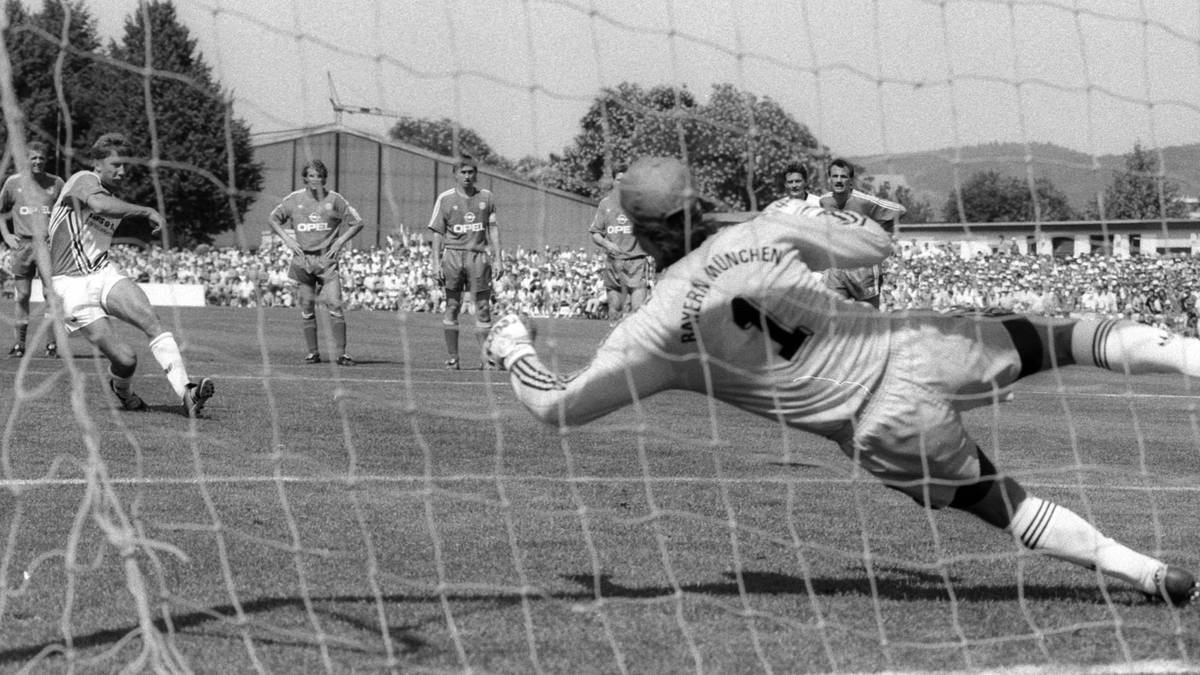 Schon vier Jahre vorher stolpert der FC Bayern gegen einen Gegner aus der Provinz. Diesmal ist die Fallhöhe besonders hoch. Mit fünf frischgebackenen Weltmeistern treten die Münchner bei Oberligist FV Weinheim 09 an. Dort blamieren sie sich bis auf die Knochen. Jürgen Kohler verursacht einen Elfmeter, den Thomas Schwechheimer gegen Raimond Aumann eiskalt verwandelt. Den Bayern gelingt bei 35 Grad kein Tor mehr, sie sind raus  