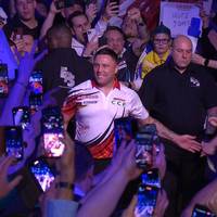 Gerwyn Price begeistert mit Deutschland-Dress in Berlin