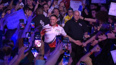 Darts-Star Gerwyn Price verliert im Halbfinale der Darts Premier-League gegen Jonny Clayton. Zuvor gewann er das Duell gegen Peter Wright und zeigte sich bei seinem Auftritt im Deutschland-Trikot.