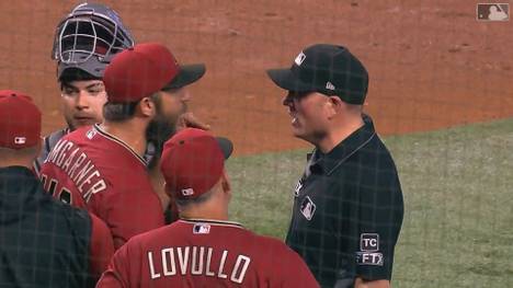 Madison Bumgarner auf 180! Der Starting Pitcher der Arizona Diamondbacks wurde im Spiel gegen die Miami Marlins des Feldes verwiesen. Anschließend müssen ihn seine Teamkollegen zurückhalten.
