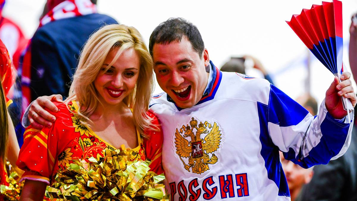 Dieser russische Fan lässt sich davon aber nicht die Laune verderben. Durch den Schnappschuss mit dem Ice Girl hat er offenbar sein Tagesziel erreicht
