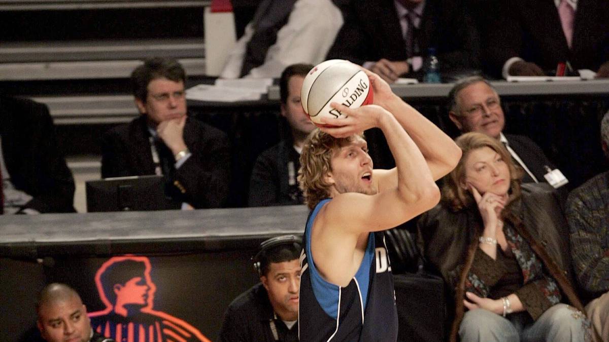 In Houston nimmt Nowitzki 2006 am Dreier-Contest teil und wirft sich in die Finalrunde