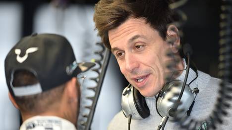 Mercedes-Motorsportchef Toto Wolff diskutiert mit Lewes Hamilton