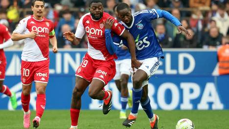 Ibrahima Sissoko (r.) in einem Zweikampf