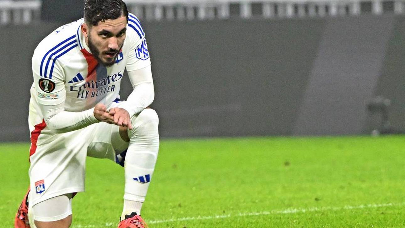 Rayan Cherki kniet auf dem Rasen