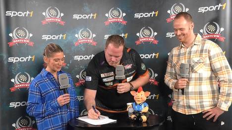 Und er kann doch sehr gut Deutsch sprechen! Dirk van Duijvenbode kommt in Hochstimmung ins SPORT1-Interview und spricht über das bisher emotionalste Match dieser Darts-WM.