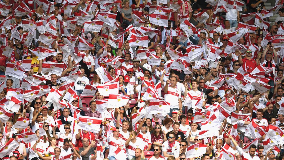 Die VfB-Fans schwenken die Fahnen und können es kaum noch erwarten