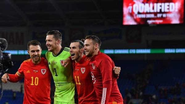 Wales' players celebrate victory and qualification after the Group E Euro 2020 football qualification match between Wales and HUngary at Cardiff City Stadium in Cardiff, Wales on November 19, 2019. - Wales beat Hungary 2-0 to qualify. (Photo by Paul ELLIS / AFP) (Photo by PAUL ELLIS/AFP via Getty Images)