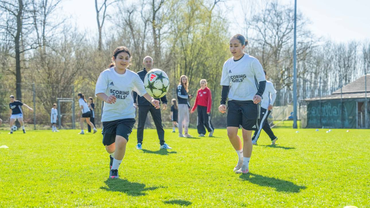 Die glücklichen Einlaufkinder trainierten vor dem Finale mit Andrés Iniesta