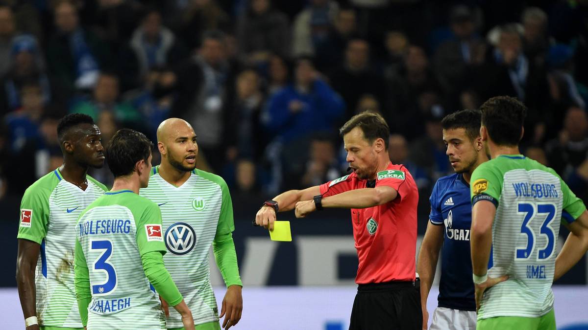 10. SPIELTAG: SCHALKE - WOLFSBURG (1:1). Schiri Schmidt steht im Fokus - und das gleich mehrfach. Sein Video-Assistent sieht in der Zeitlupe ein Rangeln im Wolfsburger Strafraum, regt nachträglich Elfer für Schalke an