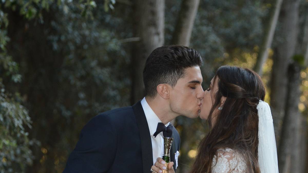 Mit einem dicken Schmatzer besiegelt das frische getraute Paar die Ehe