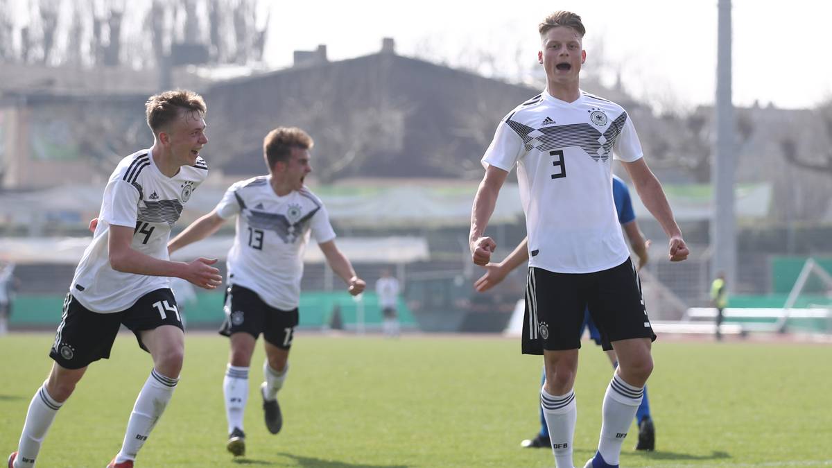 JANNIS LANG (VFL WOLFSBURG) - RECHTSVERTEIDIGER: In die Schmiede der Wölfe kam der Brandenburger aus Cottbus. In der EM-Quali stellte er gegen Island mit einem Treffer seinen Offensivdrang unter Beweis