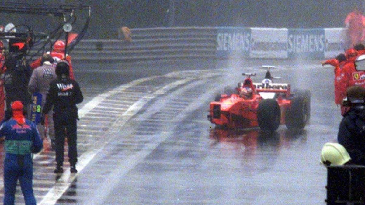 1998: Schumacher führt das Rennen in Belgien bei strömenden Regen souverän an. Der WM-Führende Mika Häkkinen ist bereits ausgeschieden. Als Schumacher zum Überrunden von David Coulthard, McLaren-Teamkollege von Häkkinen, kommt, kracht er dem Briten ins Heck. Coulthard beteuert, nicht absichtlich gebremst zu haben, Schumacher ist sauer - beide wechseln für sehr lange Zeit kein Wort mehr