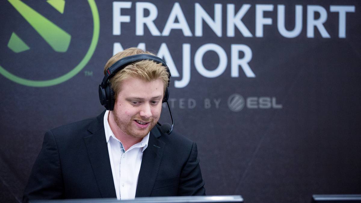 Eine Teleport-Scroll kann nur durch zwei Dinge abgebrochen werden: den Tod des Helden oder einen Stun. Dank seiner Grave-Fähigkeit konnte CeMa von Vega Squadron in der The International Gruppenphase während seines Teleports nicht sterben, Aggressif von CDEC wollte es trotzdem versuchen, hatte aber mit seinem Helden keine Fähigkeit. Tobis Kommentar: "Wo ist dein Stun? Du hast keinen!"