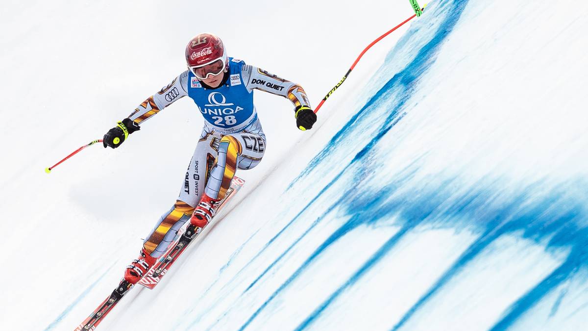 Im Februar 2016 gibt sie ihr Debüt im alpinen Weltcup. Ihr bestes Ergebnis bis zum Samstag ist ein siebter Platz in der Abfahrt von Lake Louise im Dezember 2017