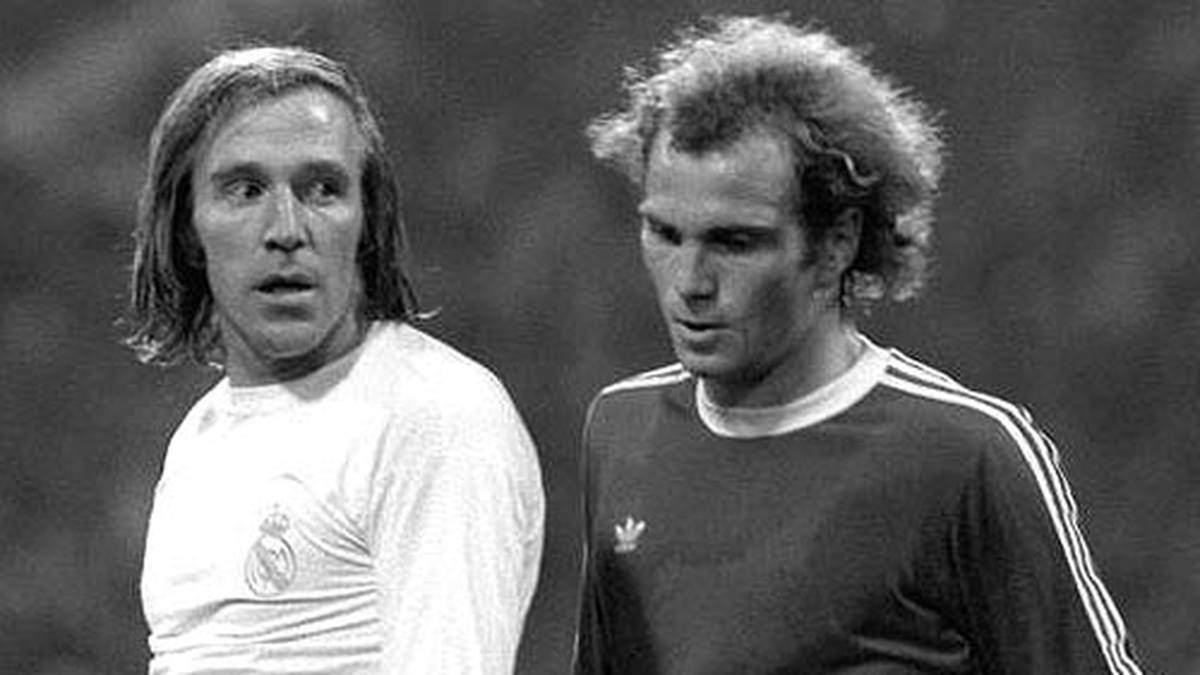 PLATZ 6: Erstmals treffen die beiden Schwergewichte 1976 aufeinander, damals noch im Europapokal der Landesmeister. Das Halbfinal-Hinspiel endet in Spanien 1:1. Dabei bekommt es Uli Hoeneß (r.) mit Günter Netzer zu tun
