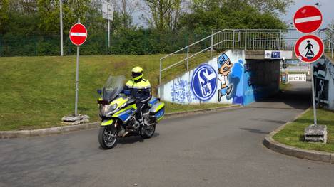 Nach den üblen Fan-Attacken auf die Schalke-Spieler gab es eine Krisensitzung bei Königsblau. Sportvorstand Peter Knäbel erklärt, wie es jetzt auf Schalke weiter gehen soll.