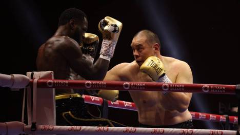 Zhang Zhilei (r.) schlug Ex-Weltmeister Deontay Wilder k.o.