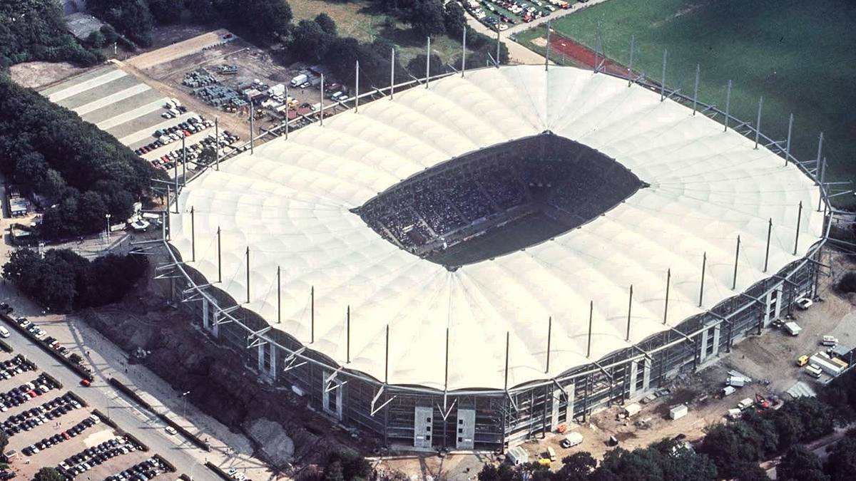 HAMBURG - VOLKSPARKSTADION (52.245 Plätze): Perle im Norden. Besticht durch ihre Lage an Elbe und Alster und bezeichnet sich wegen seines Hafens gerne als Tor zur Welt. Zu Hamburgs Attraktionen gehört die schicke Innenstadt genauso wie die schillernde Reeperbahn, auf der nachts der Punk abgeht