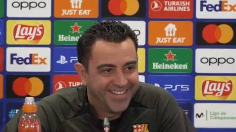 Aufgrund der angespannten Personallage im Mittelfeld des FC Barcelona fragt ein Reporter Trainer Xavi, ob er in der Champions League gegen Neapel als Spieler fungiert.