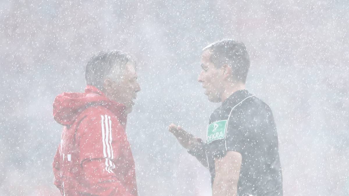 Die Wetterkapriolen sind sogar so stark, dass Schiedsrichter Tobias Stieler gezwungen wird, die Halbzeitpause um eine knappe Viertelstunde zu verlängern
