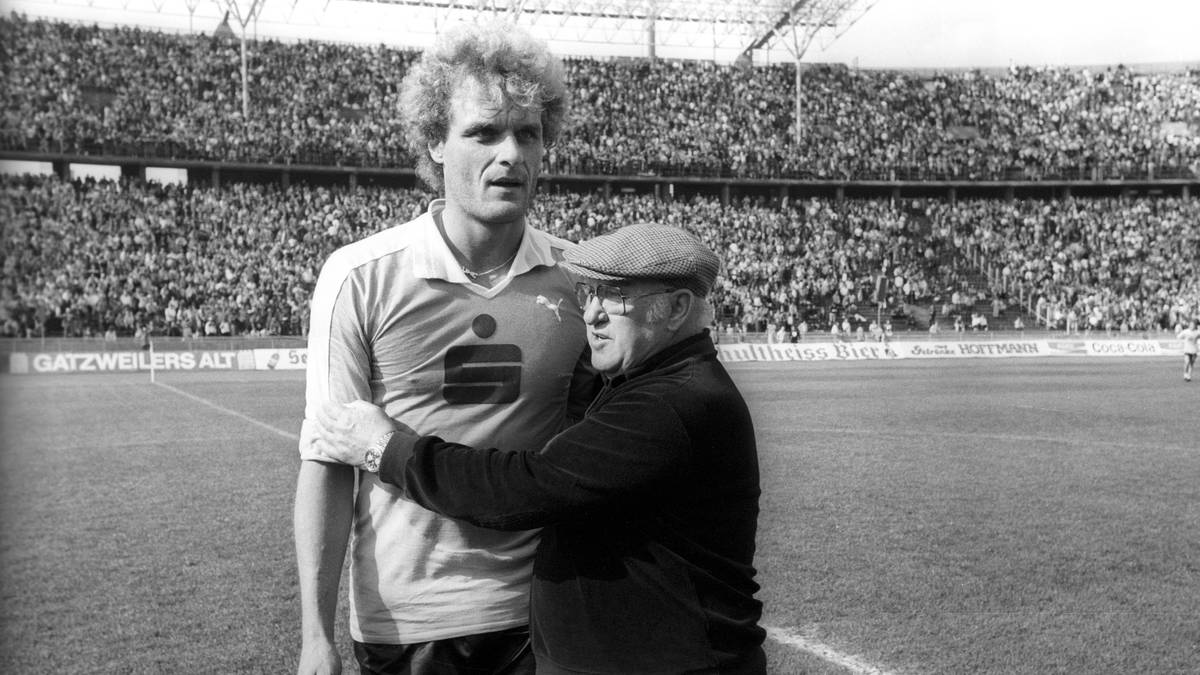 Mit sieben Jahren, acht Monaten und zehn Tagen ist Helmut Kronsbein (r., mit Uwe Kliemann) Hertha-Rekordcoach