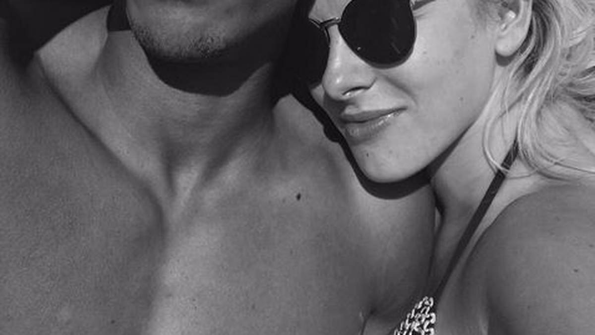 Was für ein Paar! Raphael Varane und seine Camille sind ein Herz und eine Seele. Die Blondine hat ihren Rapha fest im Griff