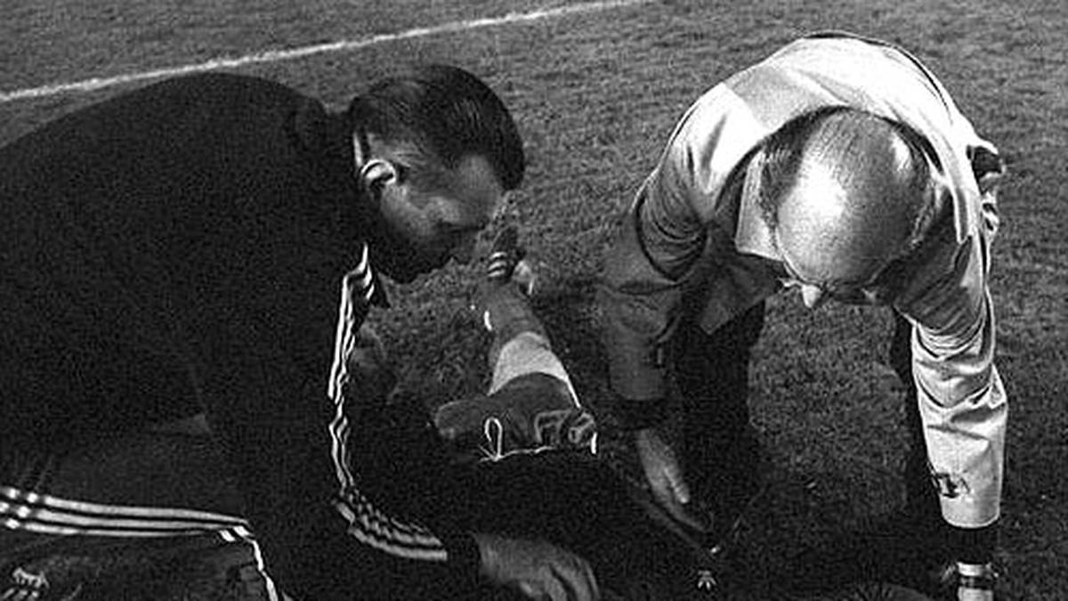 Nach dem Spiel stürmt ein Zuschauer auf den Platz und streckt Gerd Müller und Schiri Linemayr mit Faustschlägen nieder