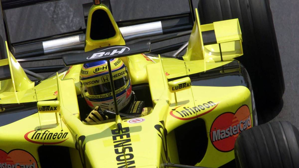 Bei Jordan kommt man in Monaco 2001 auf die Idee, einen zentralen Flügel auf dem Wagen von Jarno Trulli zu montieren. Nachdem der Italiener klagt, dass seine Sicht durch das Teil eingeschränkt wird, wird es nach dem Training aber wieder abgebaut