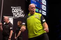 Michael van Gerwen gewinnt in der zweiten Runde der Hungarian Darts Trophy gegen Martin Lukeman und startet dabei mit einem 9-Darter ins Match.