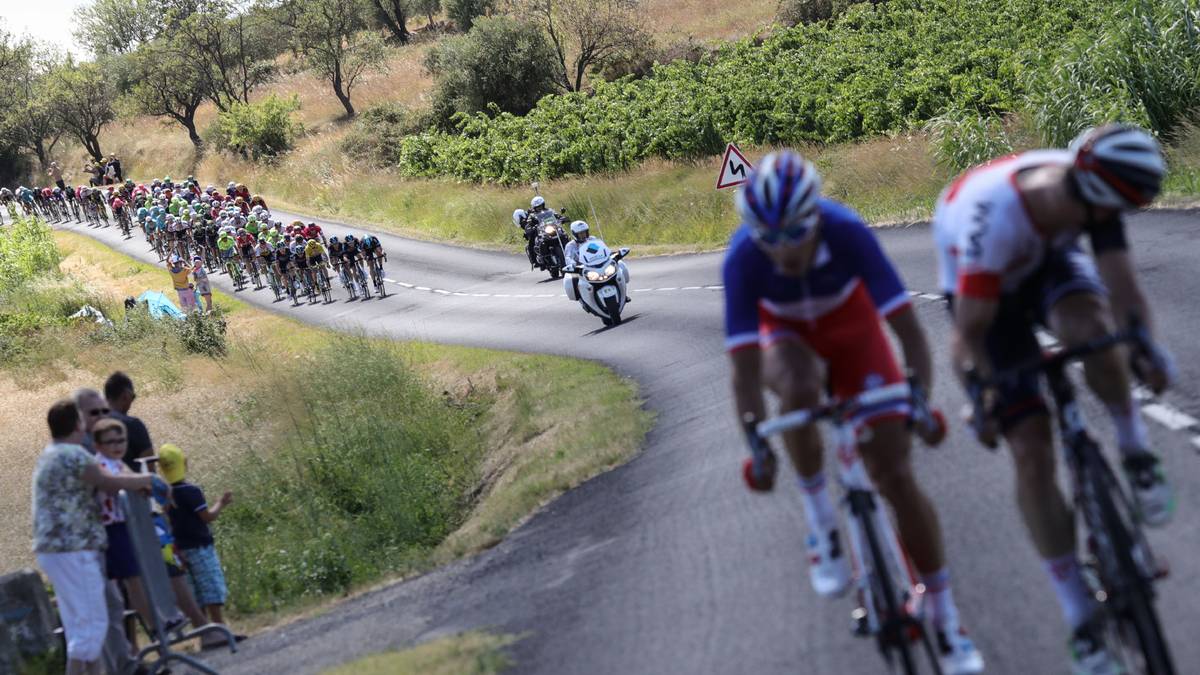 Die beiden Ausreißer könnne sich nicht entscheidend absetzen und werden vom Feld wieder geschluckt. Alles deutet jetzt auf einen Massensprint hin - doch weit gefehlt. Zehn Kilometer vor dem Ziel flüchten vier Fahrer, darunter Chris Froome und Peter Sagan