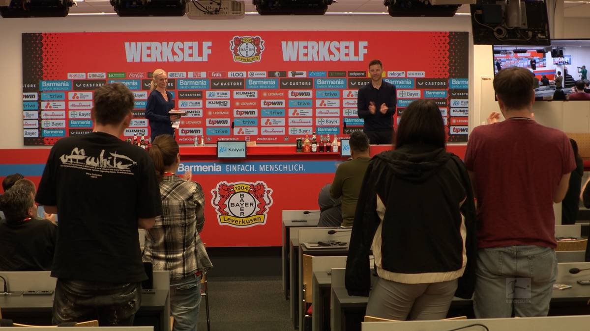 Xabi Alonso gewinnt mit Bayer Leverkusen nach einer historischen Saison erstmals die Meisterschaft.  Bei der letzten Pressekonferenz erhält der Trainer Standing Ovations. 