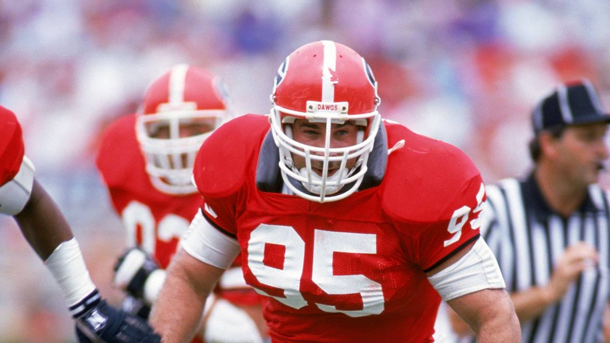 Goldberg, Sohn eines Akademiker-Ehepaars aus Oklahoma (Mutter Geigerin, Vater Frauenarzt), war Defensive Tackle bei den Georgia Bulldogs auf dem College und wurde 1990 in die NFL gedraftet.