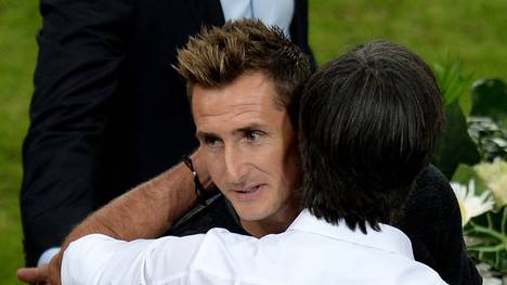 Miroslav Klose mit Bundestrainer Joachim Löw